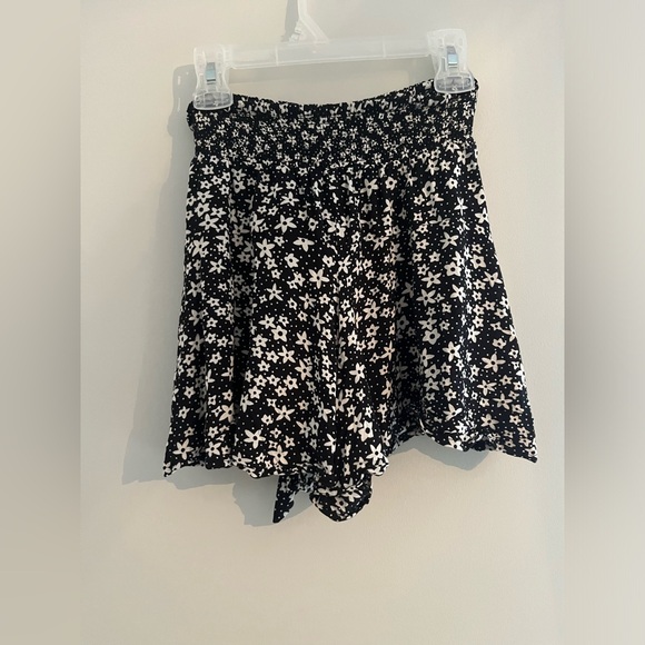 Summer flowy flower shorts, white and black size XS - Picture 2 of 3
